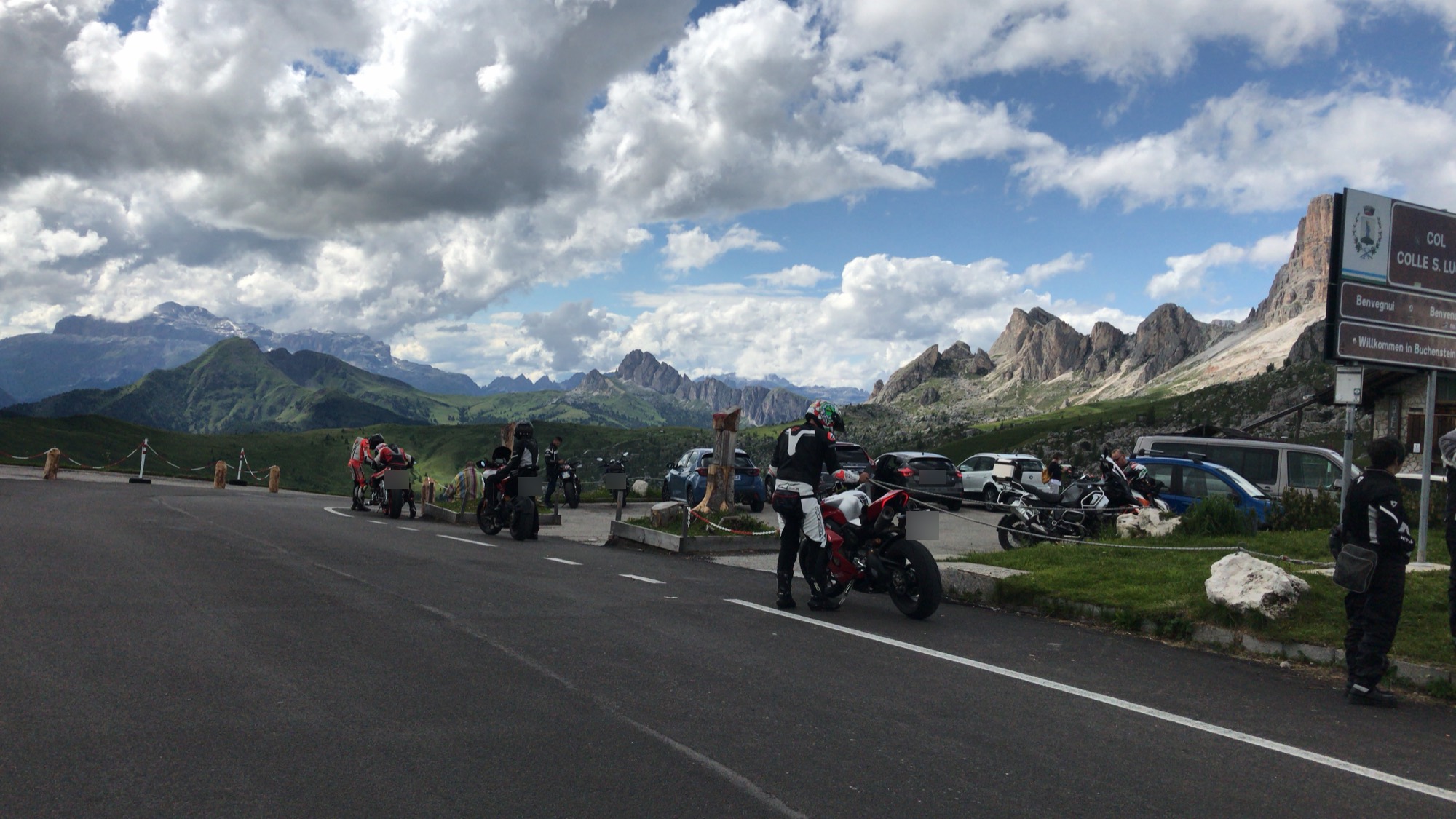 Motociclisti in sosta al Passo Giau, con le Dolomiti sullo sfondo
