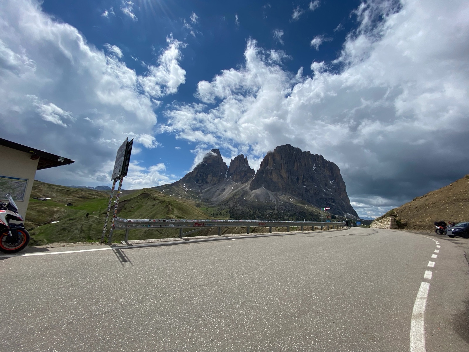 La strada verso il Sassolungo
