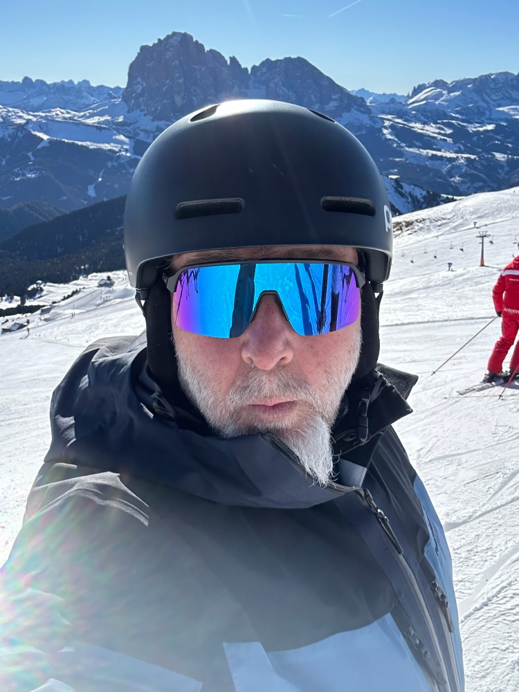 Edoardo sulle piste della Val Gardena con il Sassolungo sullo sfondo