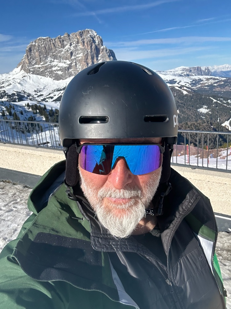 Edoardo in una terrazza sulle piste, con il Sassolungo alle spalle